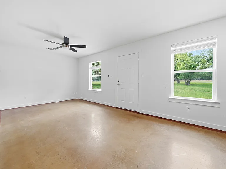 102 Rose Dr #B — Photo 4
