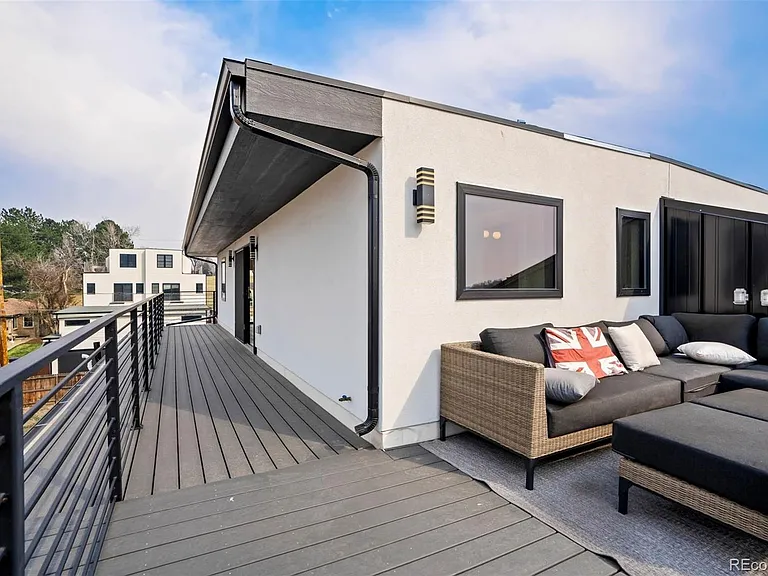 2526 S Lincoln St — Photo 41