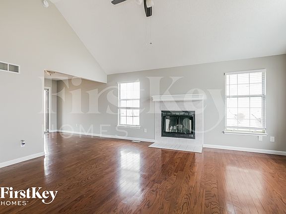 3rd image of 1049 NE Queens Cir