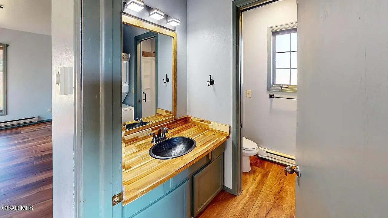 2 bed, 972 sqft, $2,400 — Photo 2