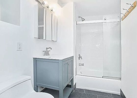 4th image of 229 E 53rd St #1R0