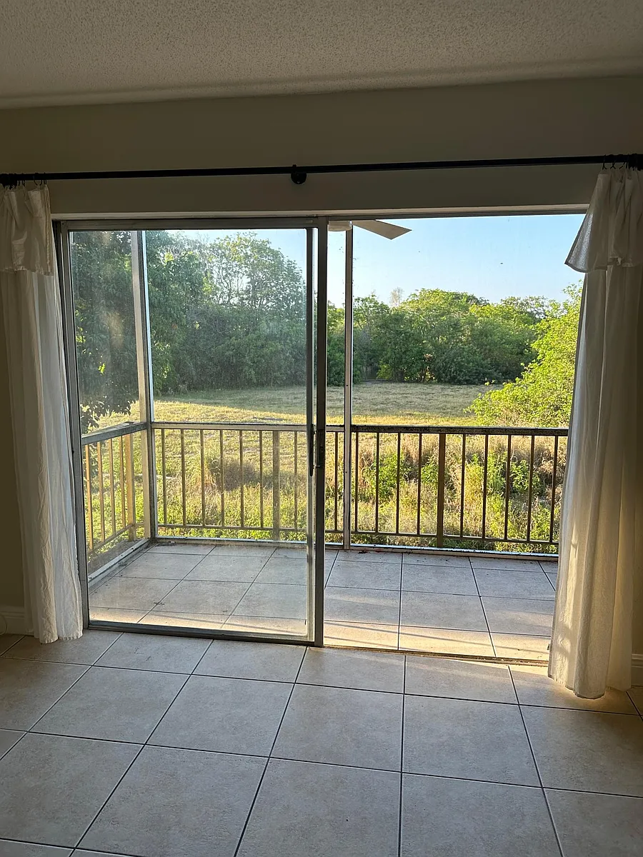 Beautiful Golf Course view. Hermosa vista de un Campo de Golf. - 961 NW 45th St #6