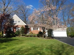 24 Split Rock Ln, New Rochelle, NY 10804