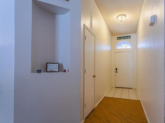 4th image of 814 Parkhill Dr