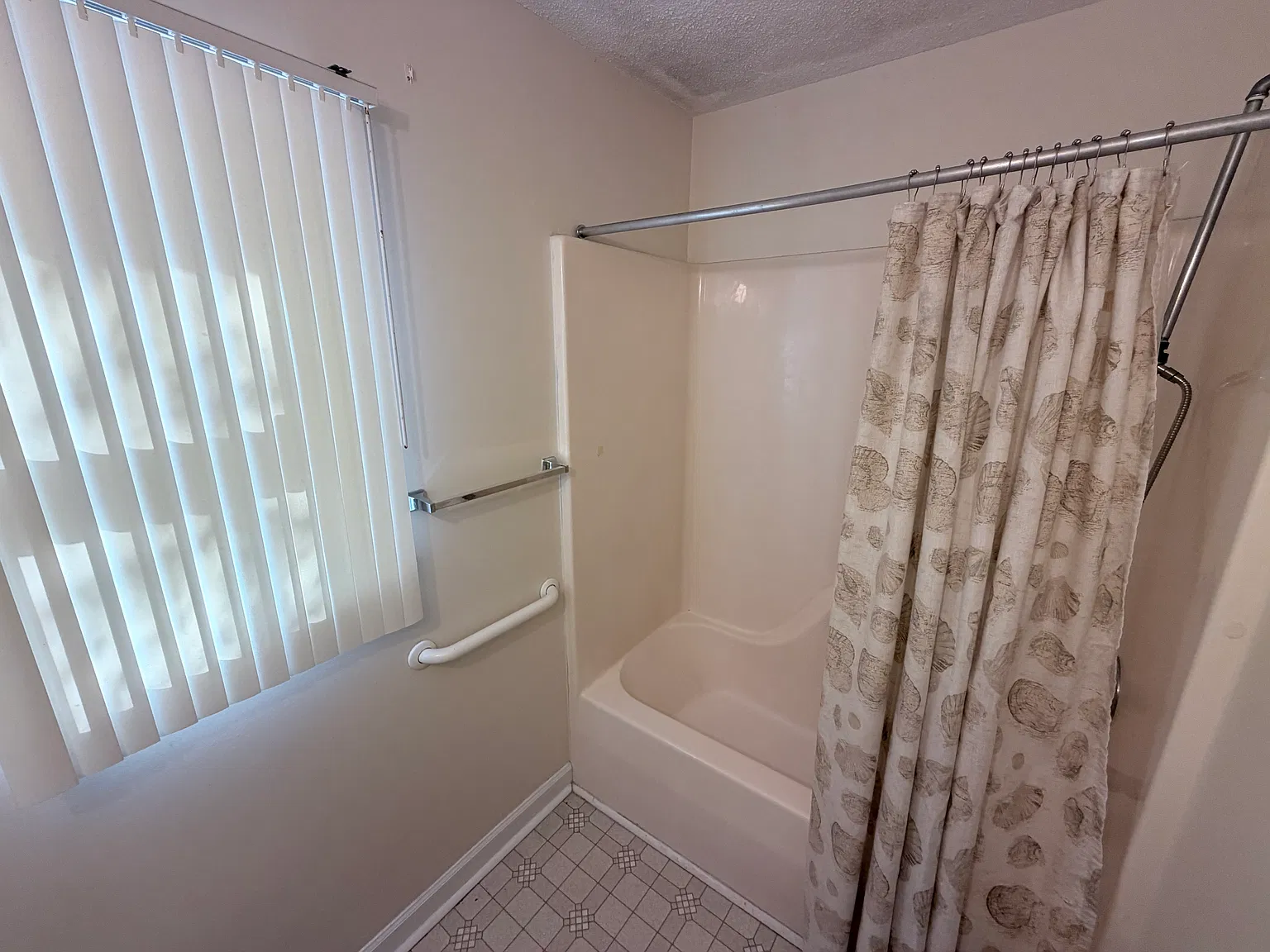 2 bed, 1040 sqft, $1,400 — Photo 4