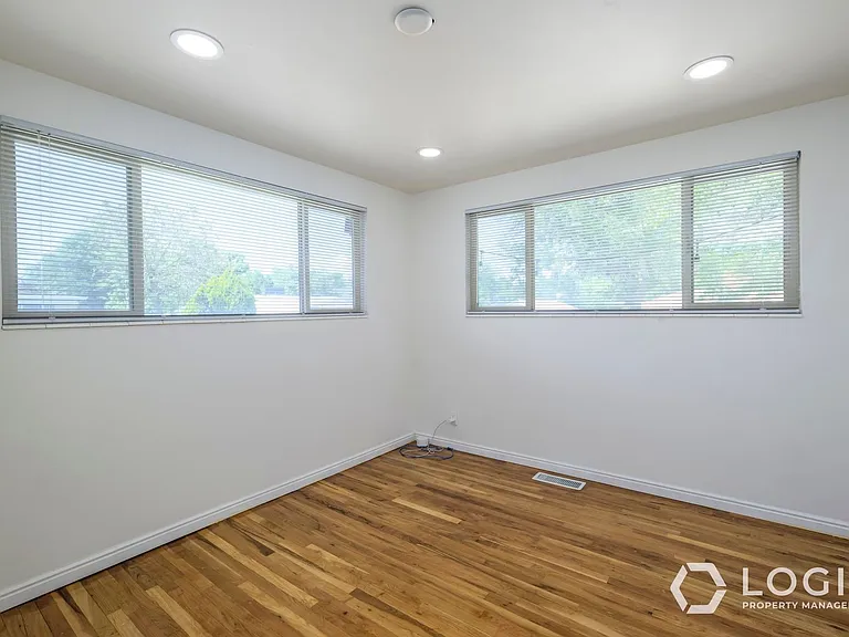 759 N Riverside Dr #UPSTAIRS — Photo 12