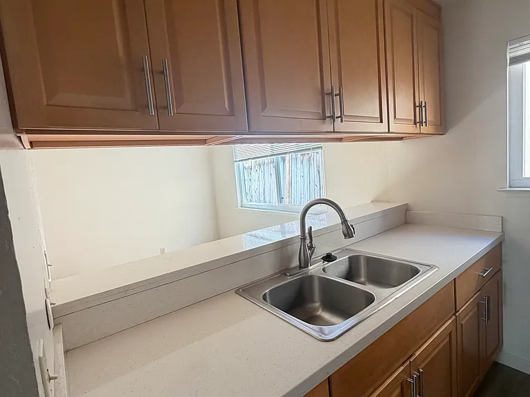 370 Clay St — Photo 9