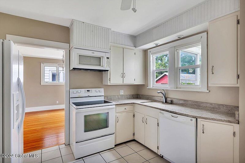 4th image of 32 Van Schoick Avenue