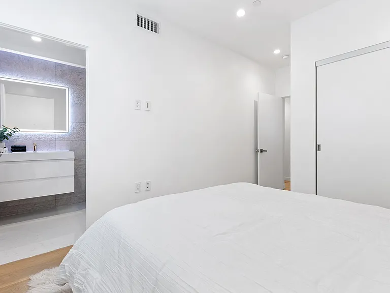 Upstairs Guest Bedroom with En Suite Bathroom