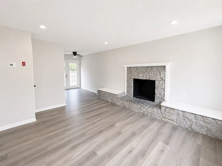405 Institute Dr — Photo 2