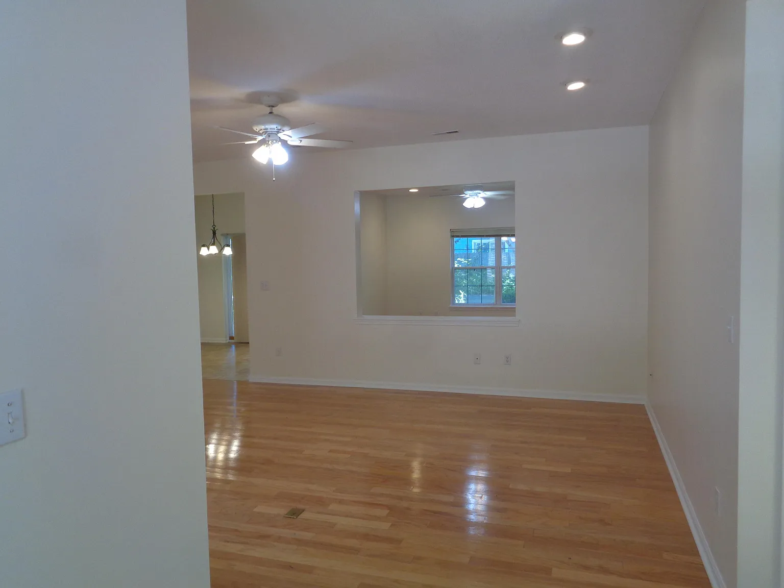3 bed, 2.0 bath, 1830 sqft, $1,995 — Photo 3