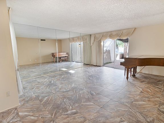 5th image of 1401 E Torrey Pines Cir