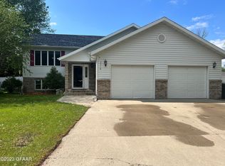 2318 W Fallcreek Ct, Grand Forks, ND 58201