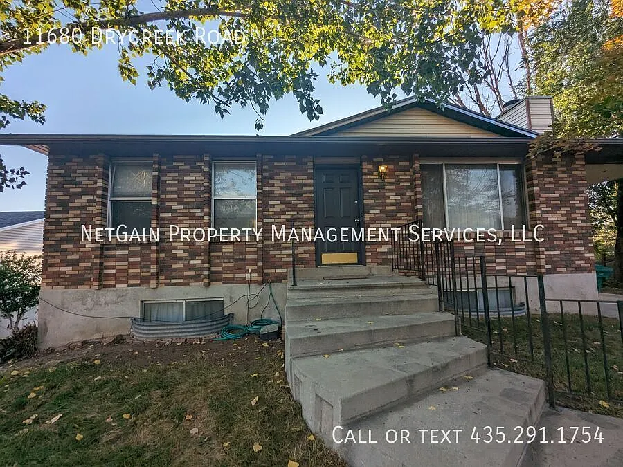 Pet Friendly 4 Bedroom Home in Sandy — Photo 2
