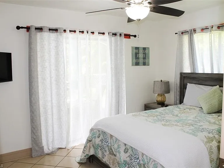 1025 NE Van Loon Ln — Photo 9