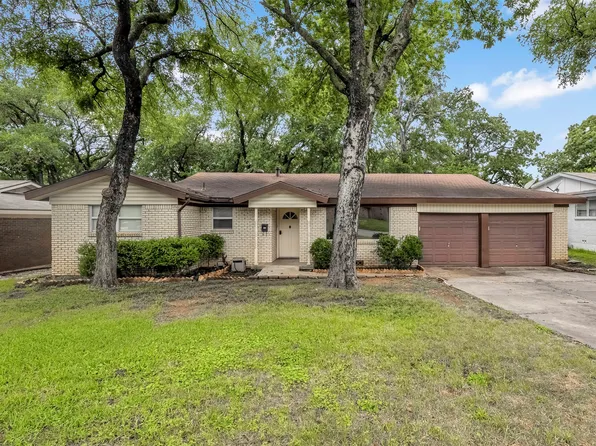 704 Oakwood Dr, Euless, TX 76040