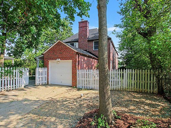 3rd image of 308 Eastway Ct