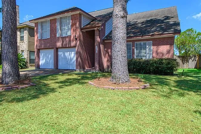 3 bed, 2.5 bath, 2160 sqft, $2,400 — Photo 2