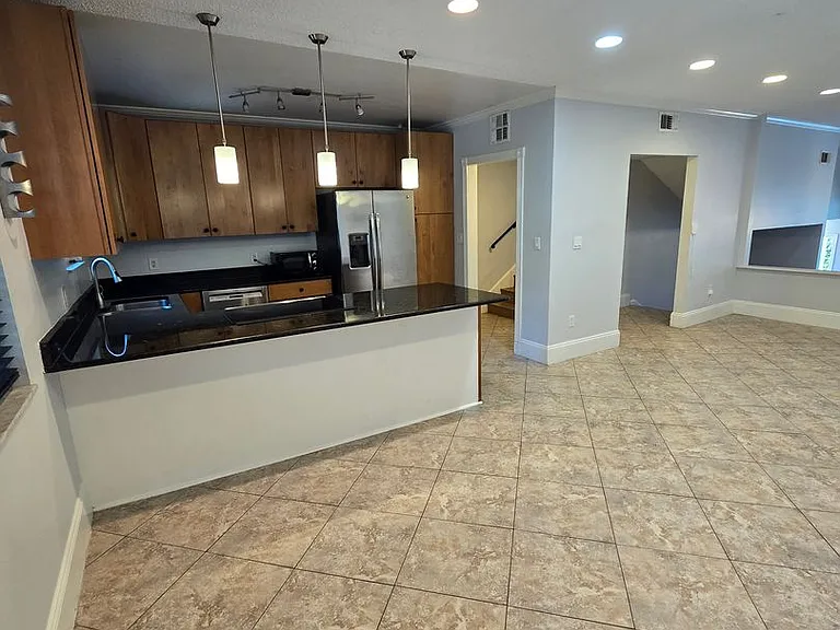 612 E Church St — Photo 5