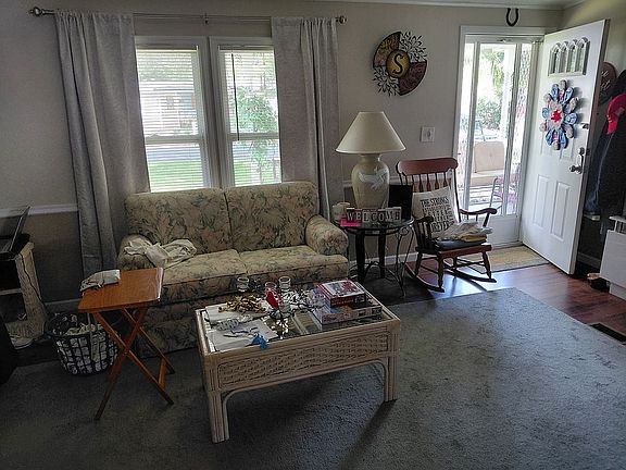 4th image of 984 S Marlin Cir