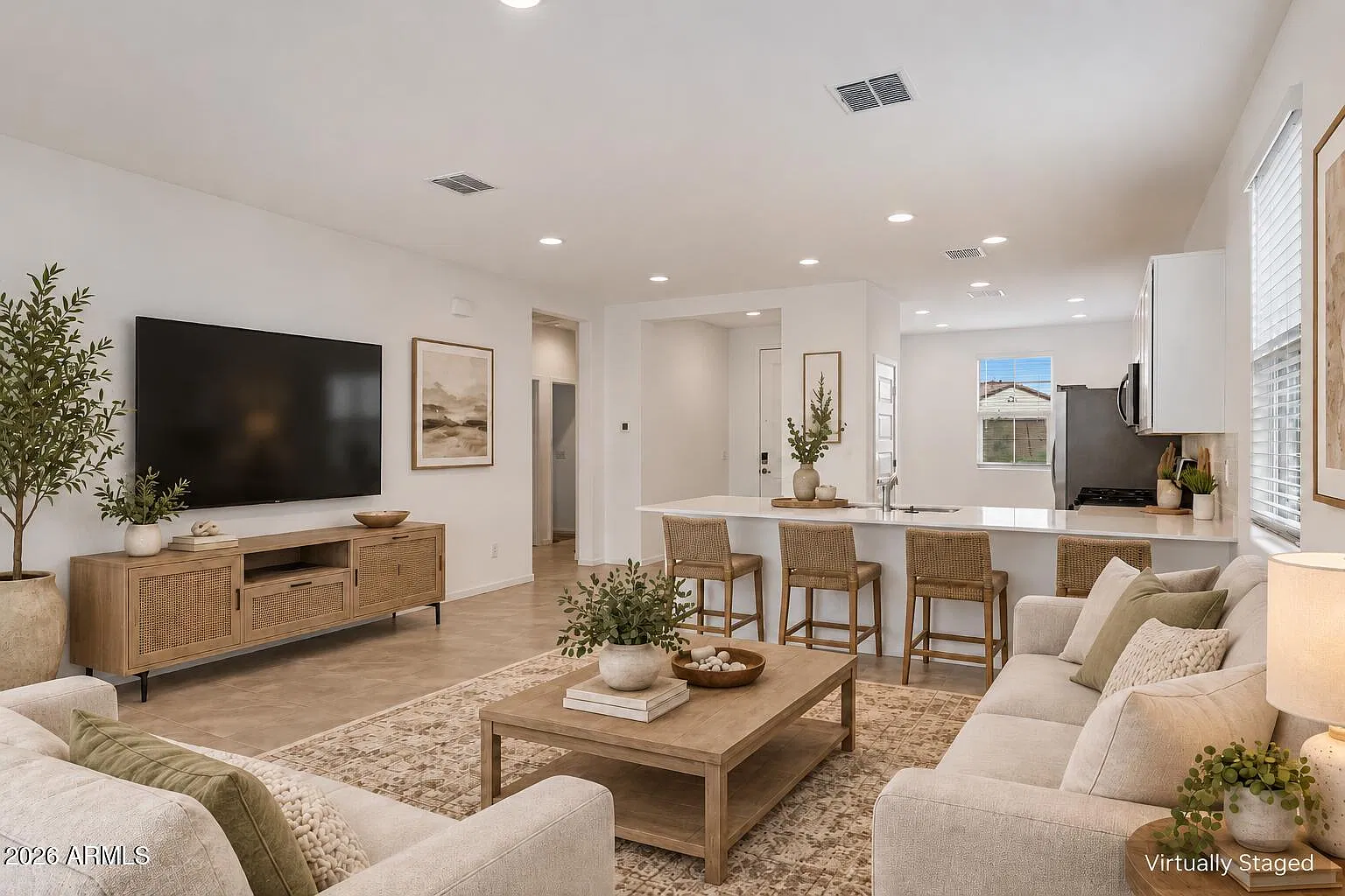 3 bed, 2.0 bath, 1400 sqft, $2,000 — Photo 2