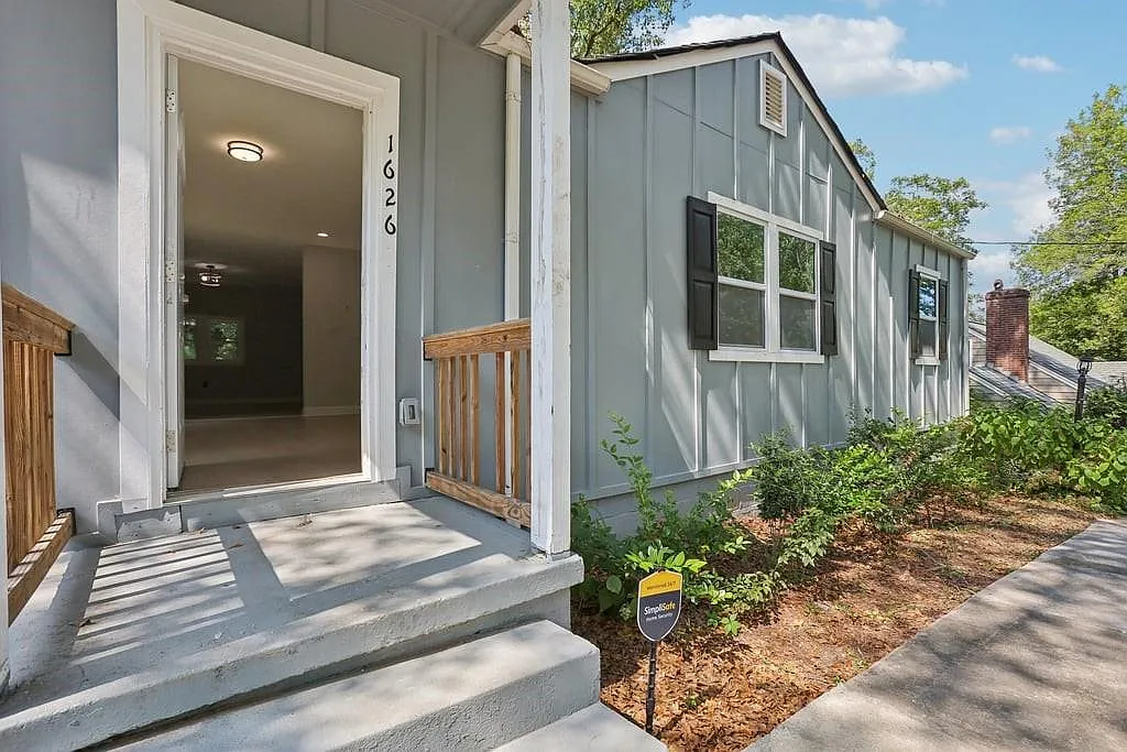 3 bed, 1136 sqft, $2,025 — Photo 2