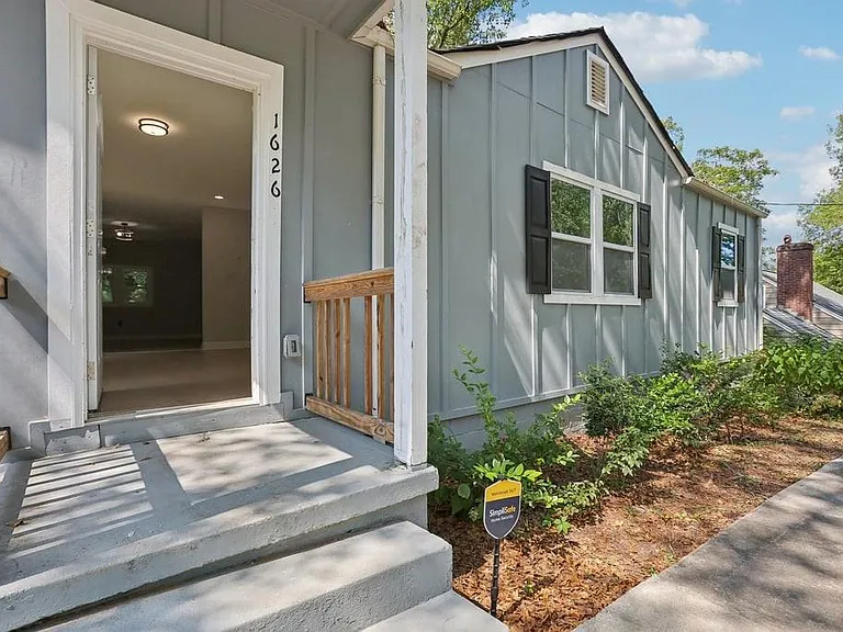 1626 Kenmore St SW — Photo 2