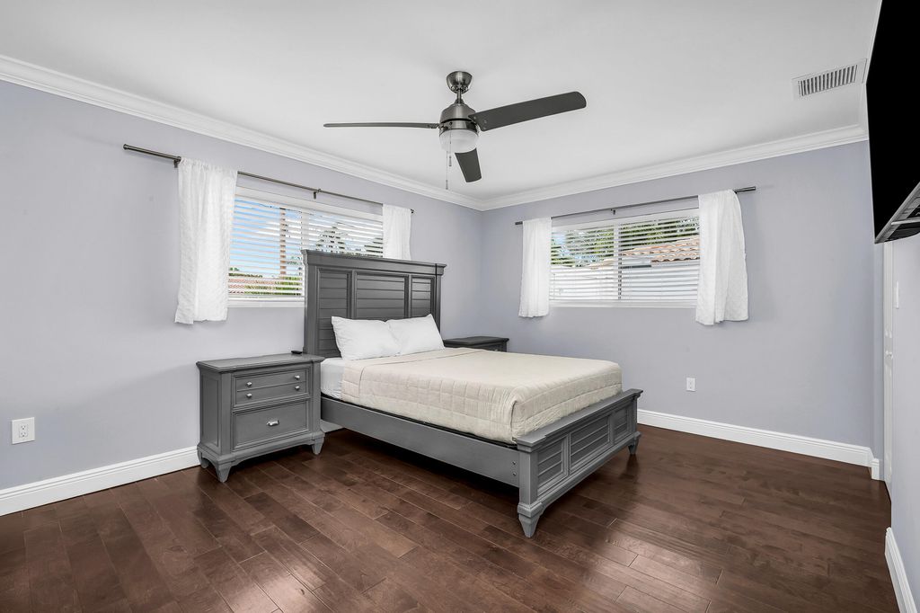 249 SE 3rd Ave, photo 2