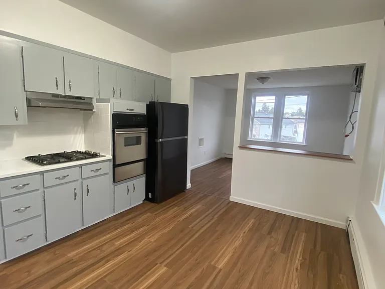 Eat-in kitchen