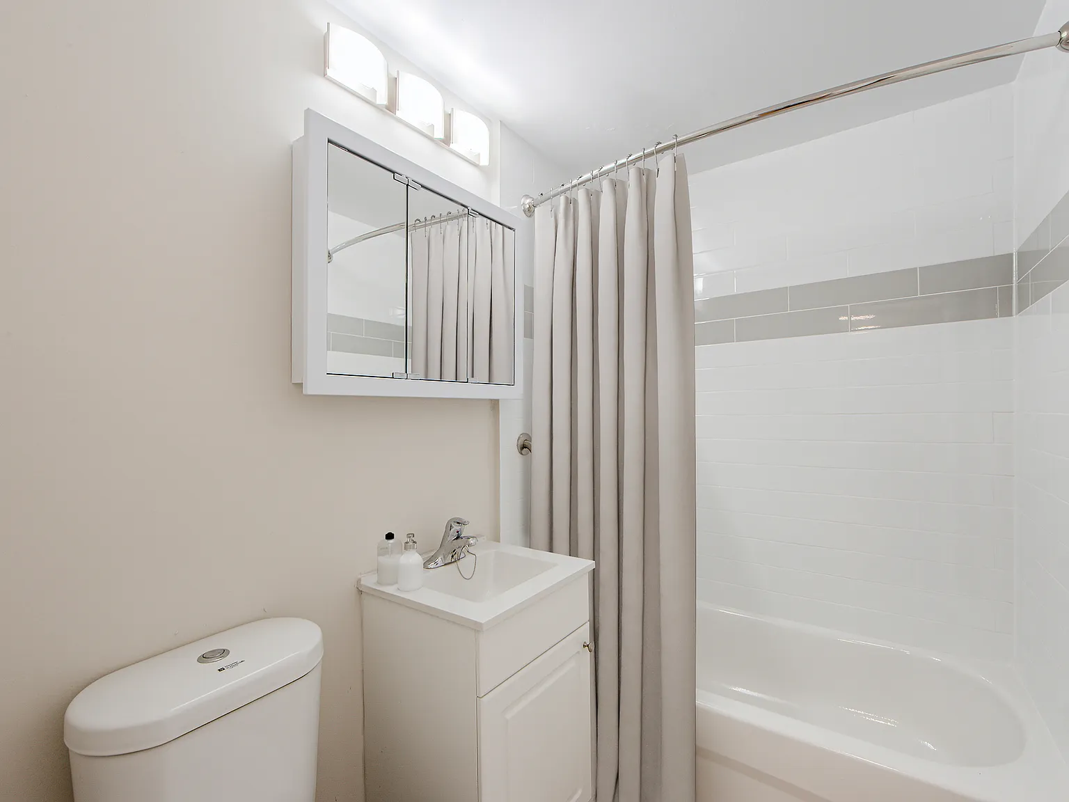 440 Eglinton — Photo 4
