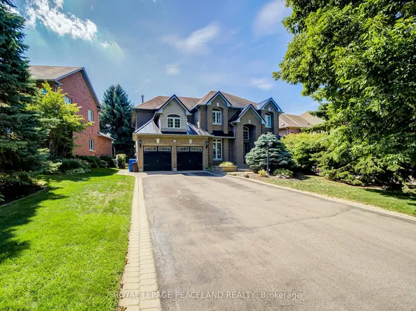 709 Highland Blade Rd, Newmarket, ON L3X 1P3