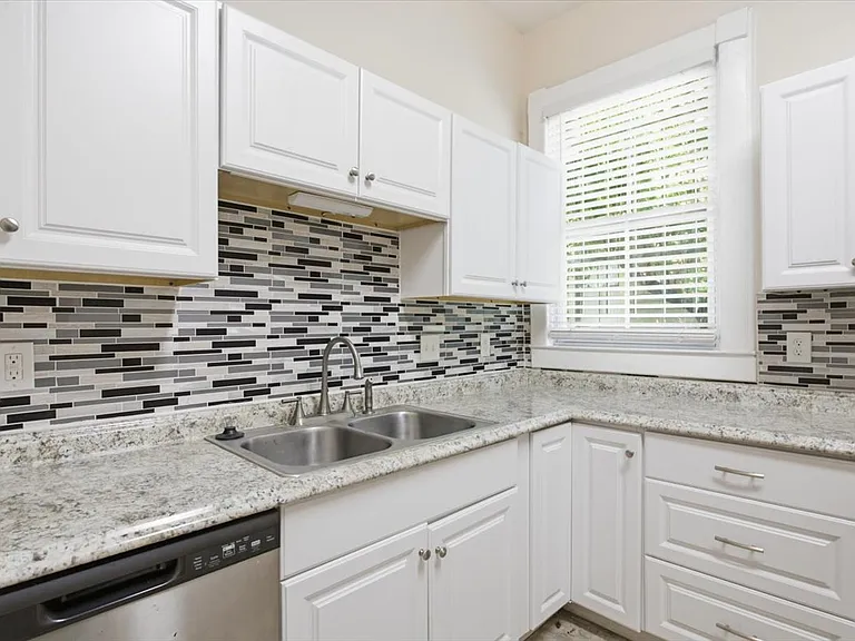 2301 Abercorn St #A — Photo 8