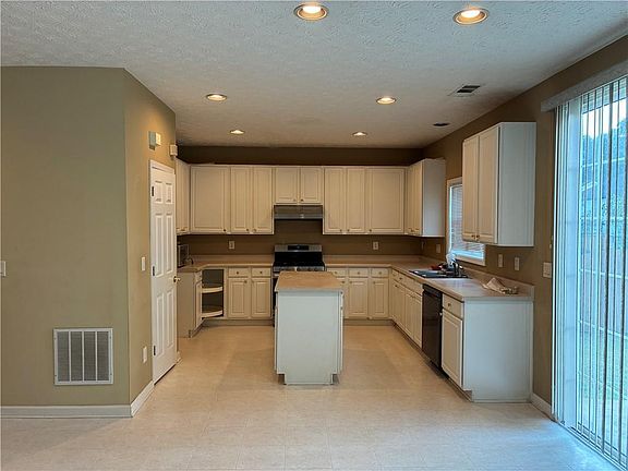 4th image of 752 Grey Rock Rd