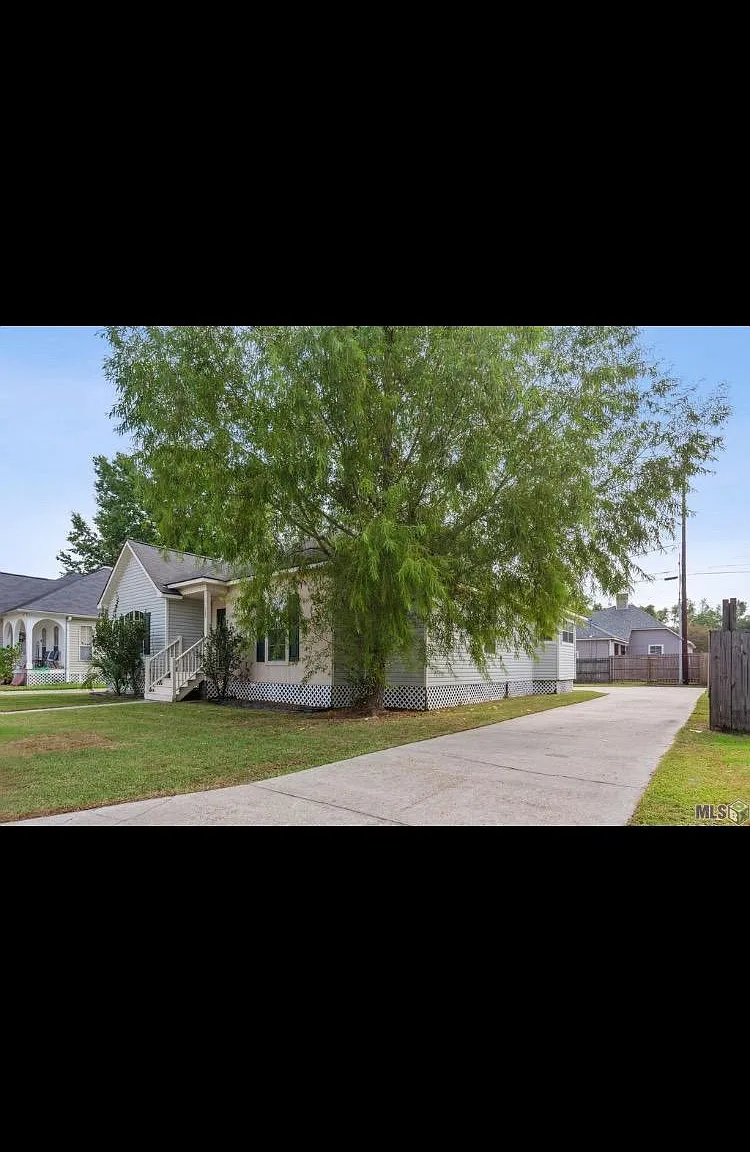 327 Greenhaven Dr — Photo 2