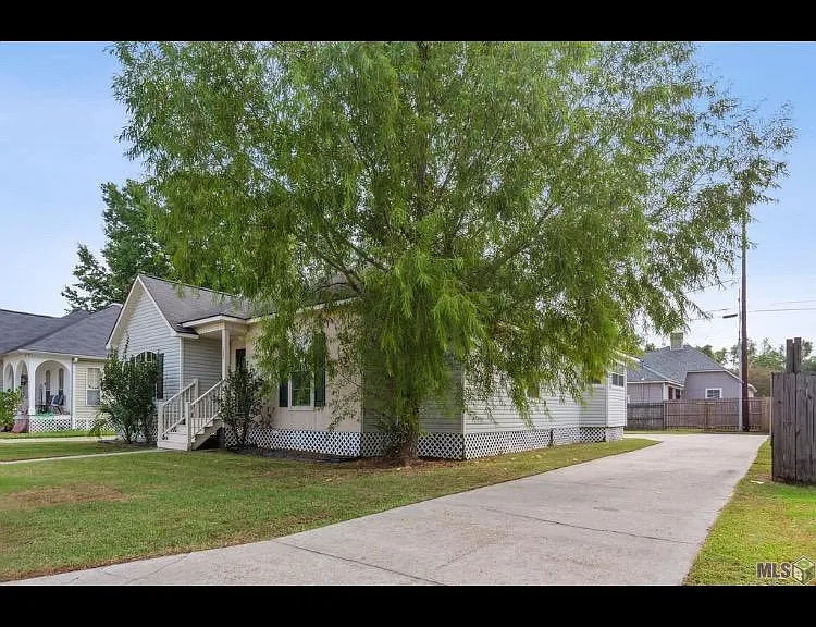 327 Greenhaven Dr — Photo 2