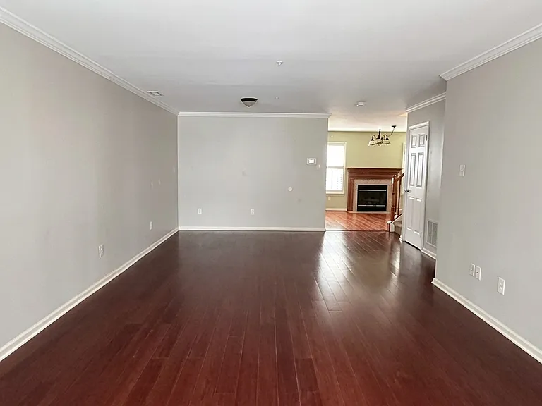 2607 Virginia Ln — Photo 3
