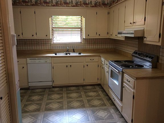 4th image of 373 Country Club Dr