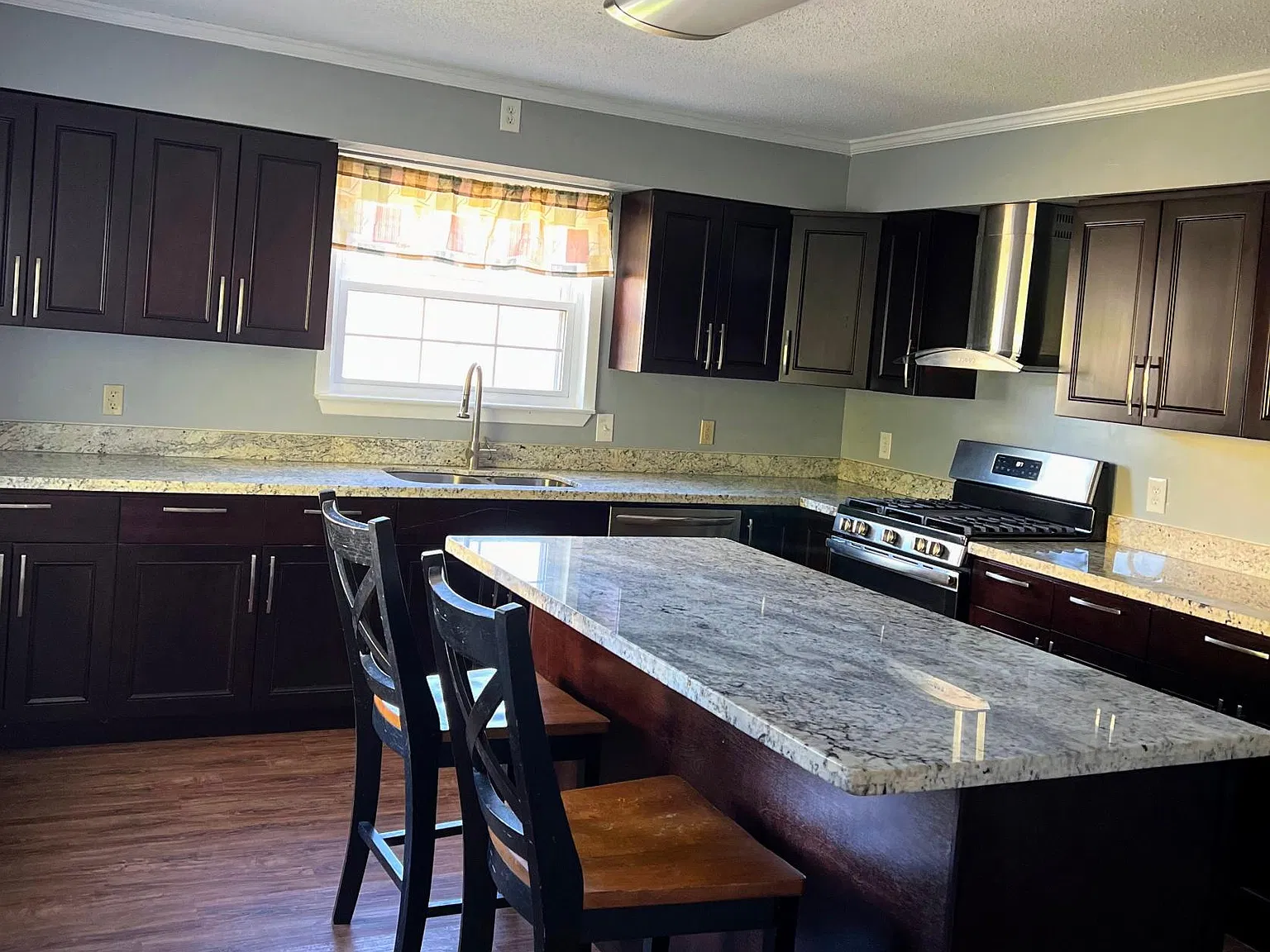 5 bed, 2.5 bath, 2745 sqft, $2,500 — Photo 4