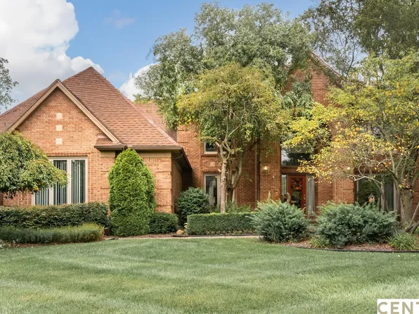 396 Oakbridge Dr, Rochester, MI 48306