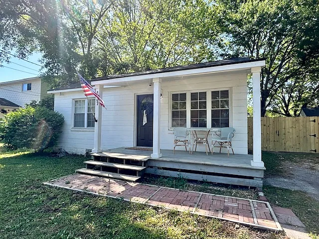 Front porch - 1607 Acacia St