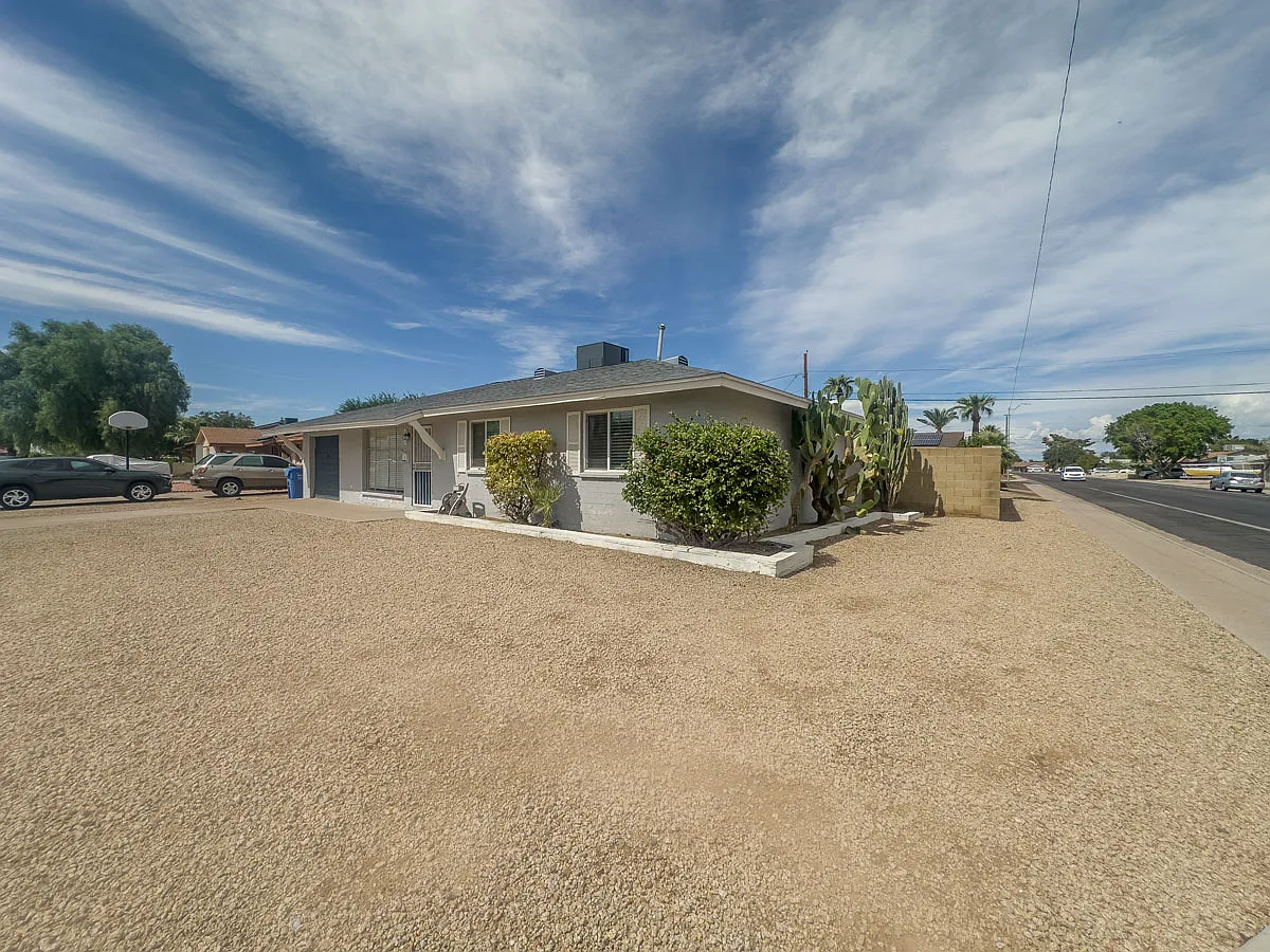 Updated 3 Bed, 2 Bath home in Phoenix — Photo 2