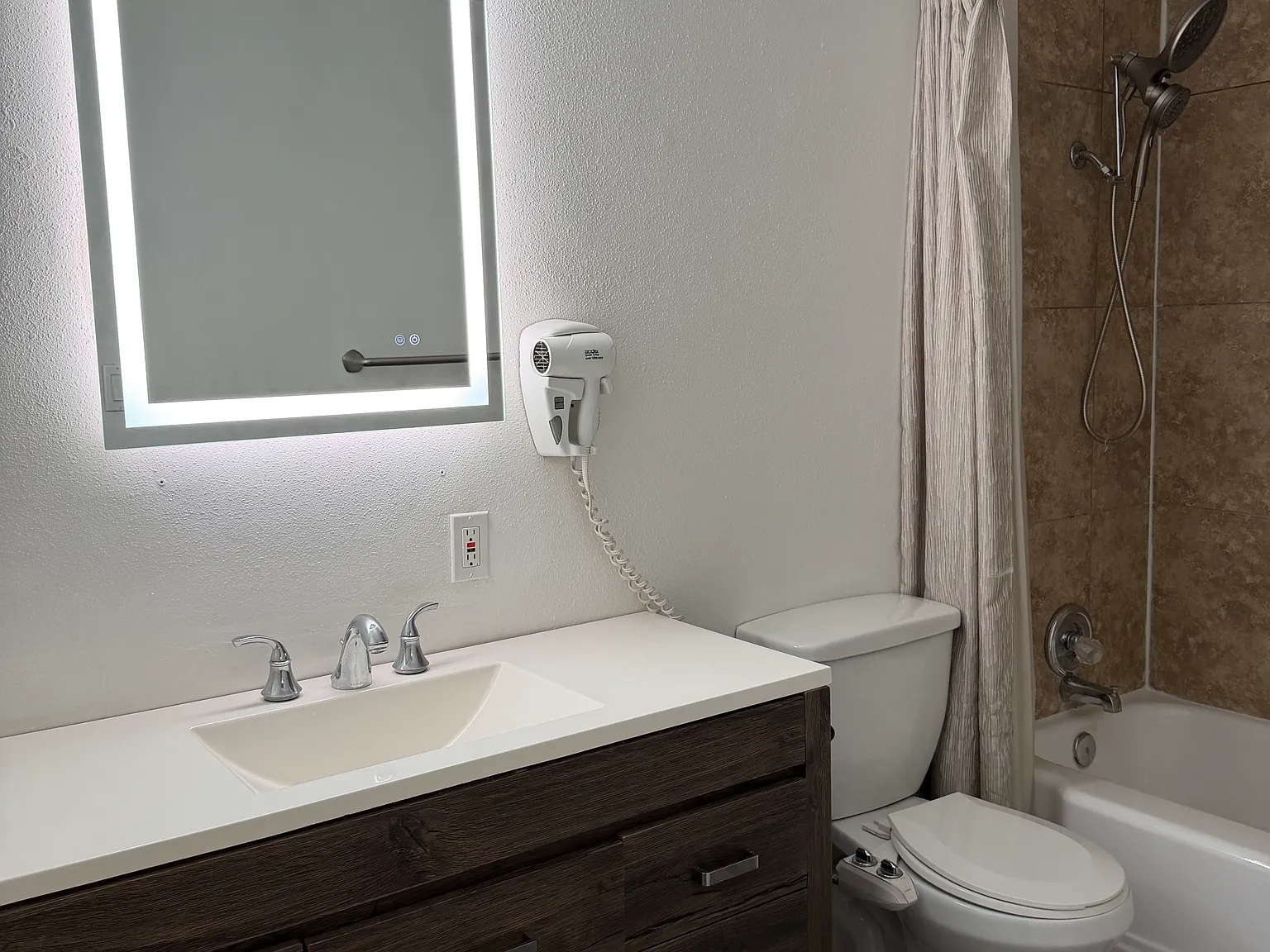 2 bed, 700 sqft, $2,000 — Photo 3