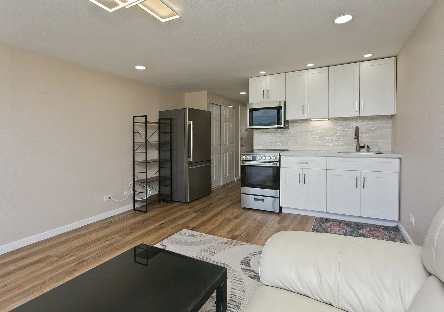 Walking Distance To The Beach & Furnished... Aloha Lani #1606 - 1 Bd 1 Ba 1 Prk — Photo 4