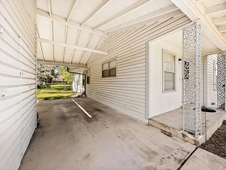 1431 Aransas Ave — Photo 22
