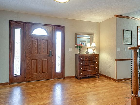 4th image of 331 E Winchester Rd