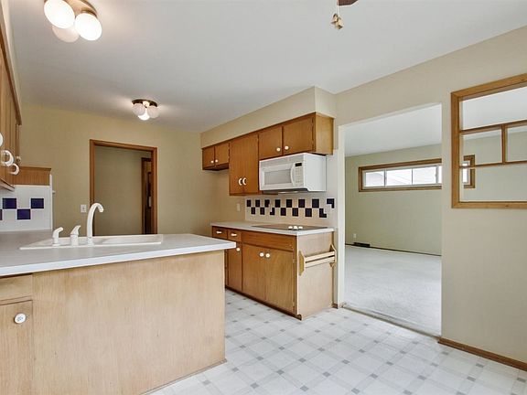 5th image of 9135 W Delano Ave