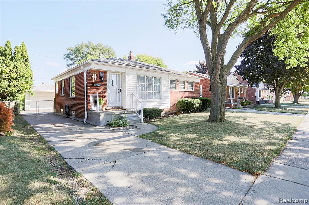 3 bed, 1.0 bath, 1800 sqft, $1,900 — Photo 3