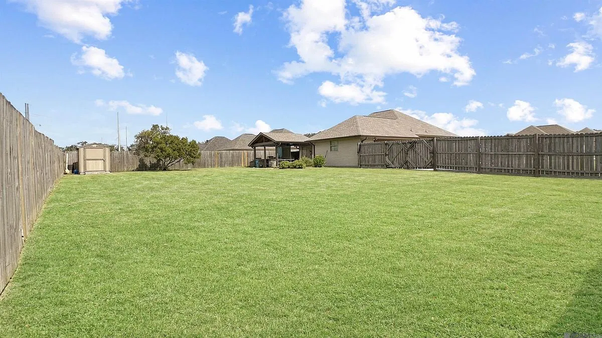 3 bed, 2.0 bath, 1520 sqft, $2,200 — Photo 2