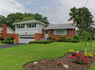 6 Turf Ln, Loudonville, NY 12211