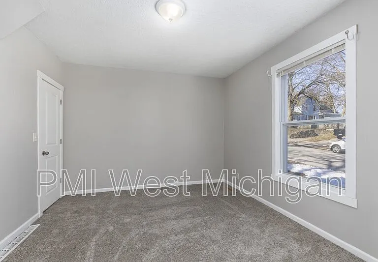1038 3rd St NW — Photo 10